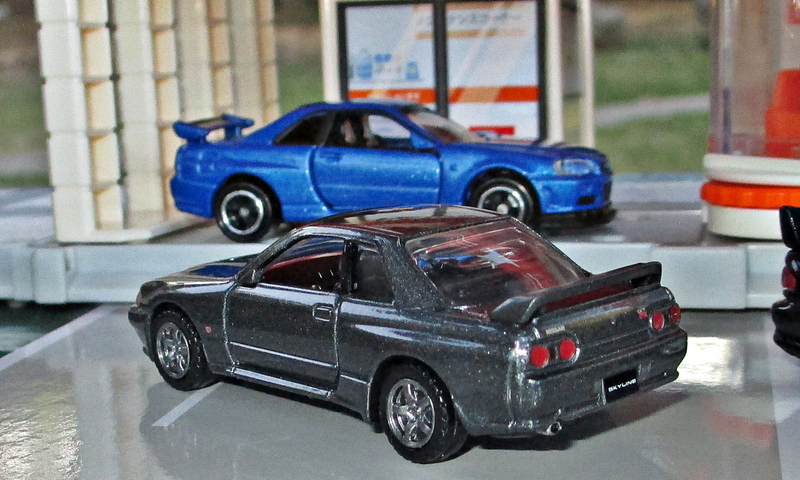 Illustration for article titled Land of the Rising Sunday: Autobacs (and an R32)